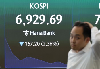 코스피지수는 6월 19일 장중 최고점인 9385.59를 찍은 이후 한 달 만에 7000선 아래로 후퇴했다. 코스피가 하락 출발한 24일 서울 중구 하나은행 본점 딜링룸에서 한 딜러가 자리로 향하고 있다.  [연합]