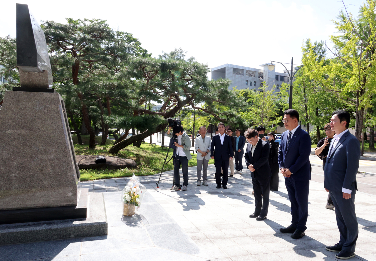 당권주자인 더불어민주당 송영길 당 대표 후보가 24일 전북대학교 내 고 이세종 열사 추모비를 찾아 묵념하고 있다. [연합]