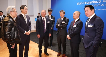 젠슨 황(왼쪽부터) 엔비디아 최고경영자와 이재용 삼성전자 회장, 정의선 현대차그룹 회장, 이해진 네이버 이사회 의장, 샘 올트먼 오픈AI 최고경영자, 혹 탄 브로드컴 최고경영자, 최태원 SK 회장이 24일(현지시간) 미국 샌프란시스코 더 미드웨이에서 열린 ‘샌프란시스코 AI 서밋’에서 대화하고 있다.  [연합]