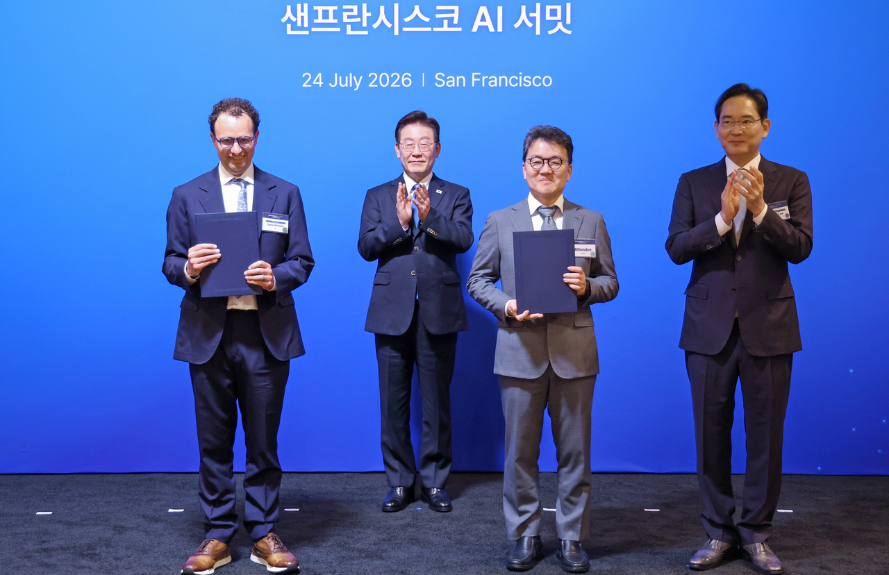 삼성SDS와 앤트로픽은 다리오 아모데이(왼쪽부터) 앤트로픽 최고경영자와 이재명 대통령, 이준희 삼성 SDS 사장, 이재용 삼성전자 회장 등이 참석한 가운데, 미국 샌프란시스코 더 미드웨이에서 열린 AI 서밋에서 전략적 파트너십 협약(SPA)을 체결했다.  [연합]