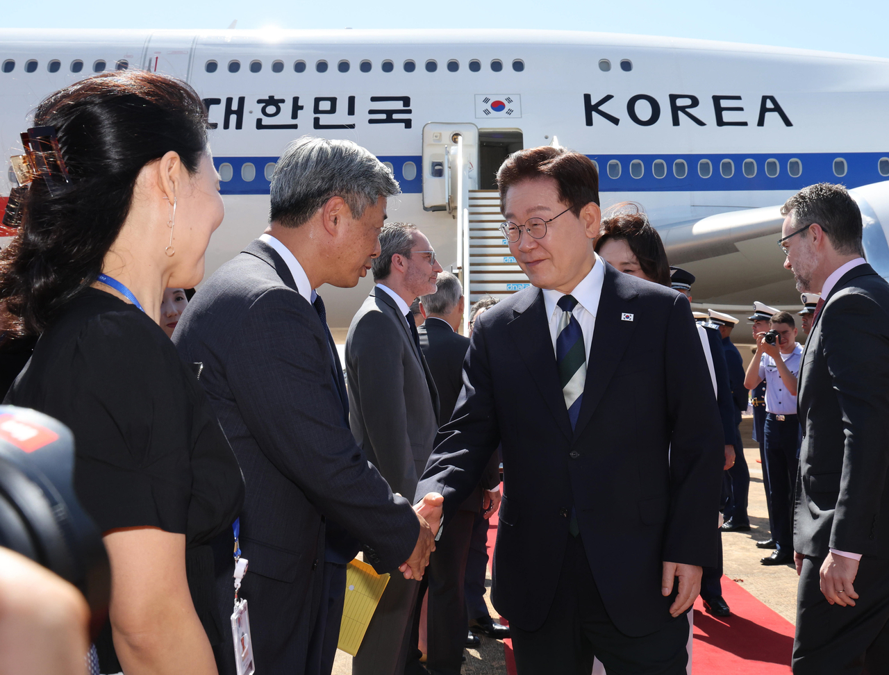 브라질을 국빈 방문한 이재명 대통령과 김혜경 여사가 26일(현지시간) 브라질리아 공군기지에서 영접 인사들과 인사하고 있다. [연합]