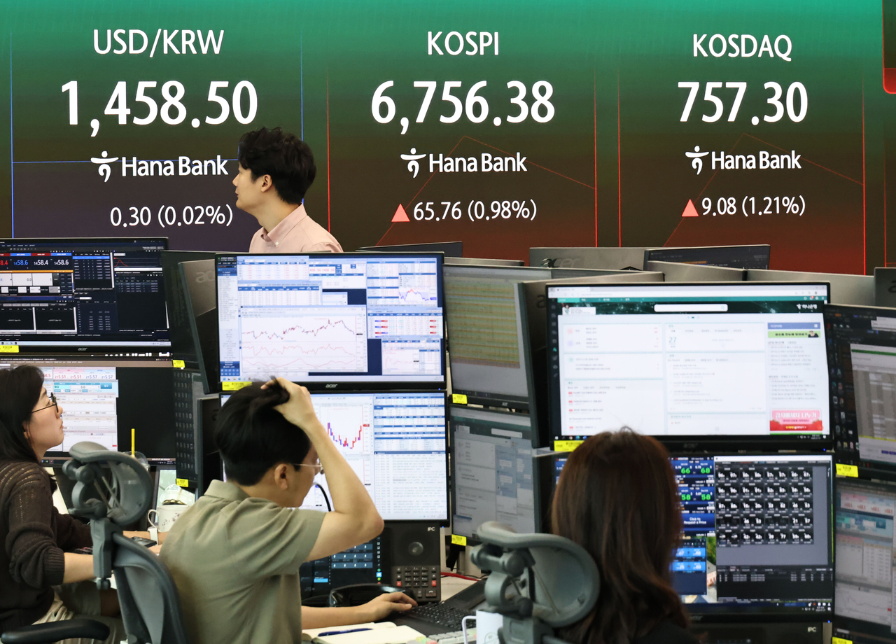 The Kospi and other market indexes are displayed on a screen at Hana Bank's dealing room in Jung-gu, Seoul, on Monday. The Kospi opened up 115.65 points, or 1.73 percent, at 6,806.27, while the Kosdaq rose 12.32 points, or 1.65 percent, to open at 760.54. [Yonhap]