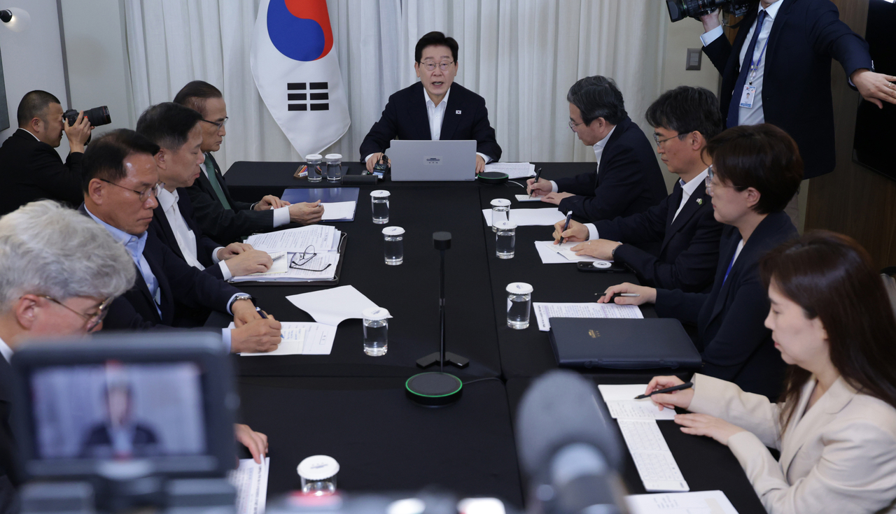 브라질을 국빈 방문 중인 이재명 대통령이 26일(현지시간) 브라질리아 한 호텔에서 화상 수석보좌관회의를 주재하고 있다. [연합]