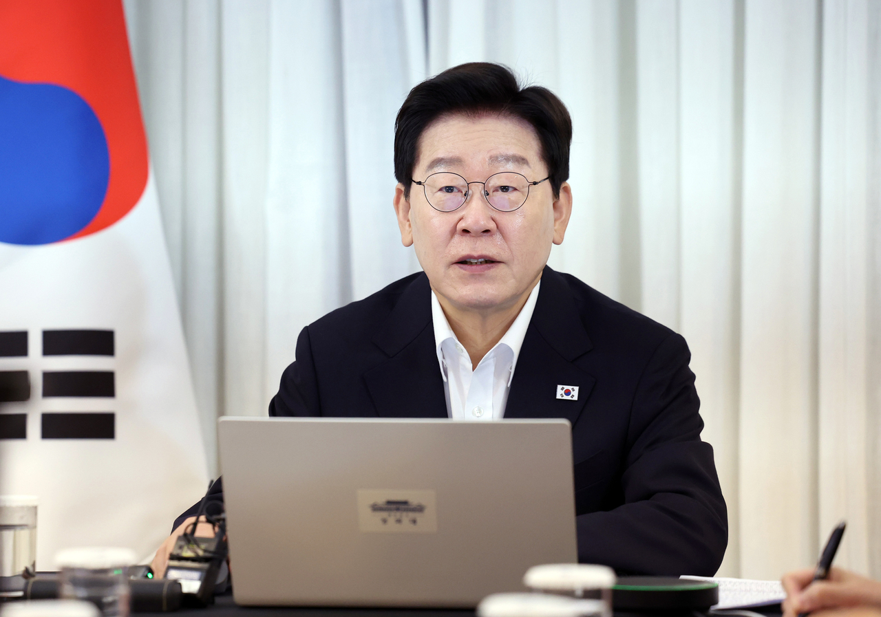 브라질을 국빈 방문 중인 이재명 대통령이 26일(현지시간) 브라질리아 한 호텔에서 화상 수석보좌관회의를 주재하고 있다. [연합]