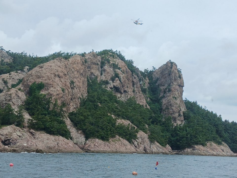 27일 오전 9시 49분즘 전북 군산시 선유봉 인근에서 사람이 추락했다는 신고가 접수돼 소방당국이 구조 작업을 하고 있다. 2026.7.27 [전북소방본부 제공]