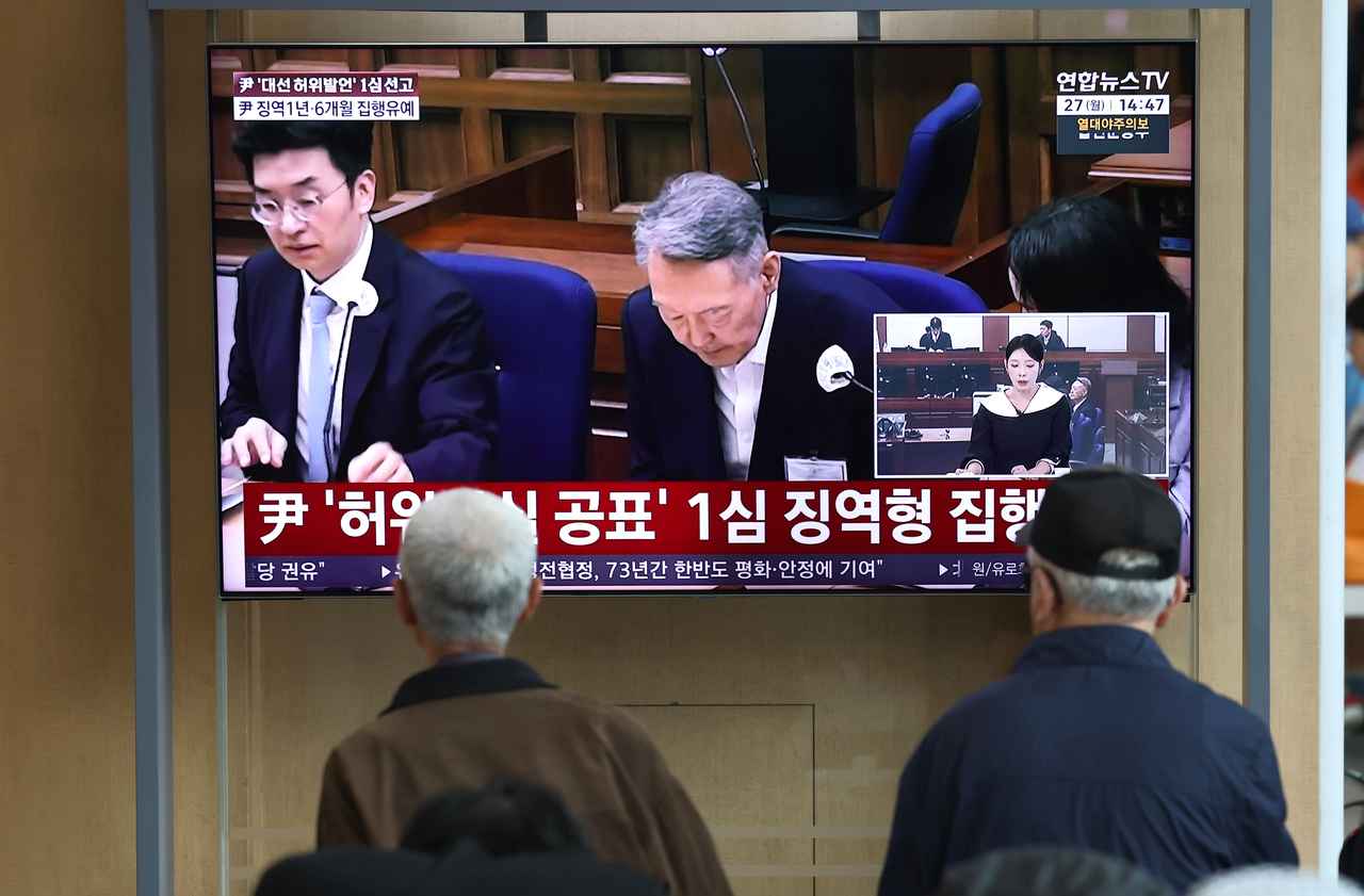 대선후보 시절 허위사실을 공표한 혐의로 기소된 윤석열 전 대통령 1심 선고 공판이 열린 27일 서울역에서 관련 방송이 생중계되고 있다. [연합]
