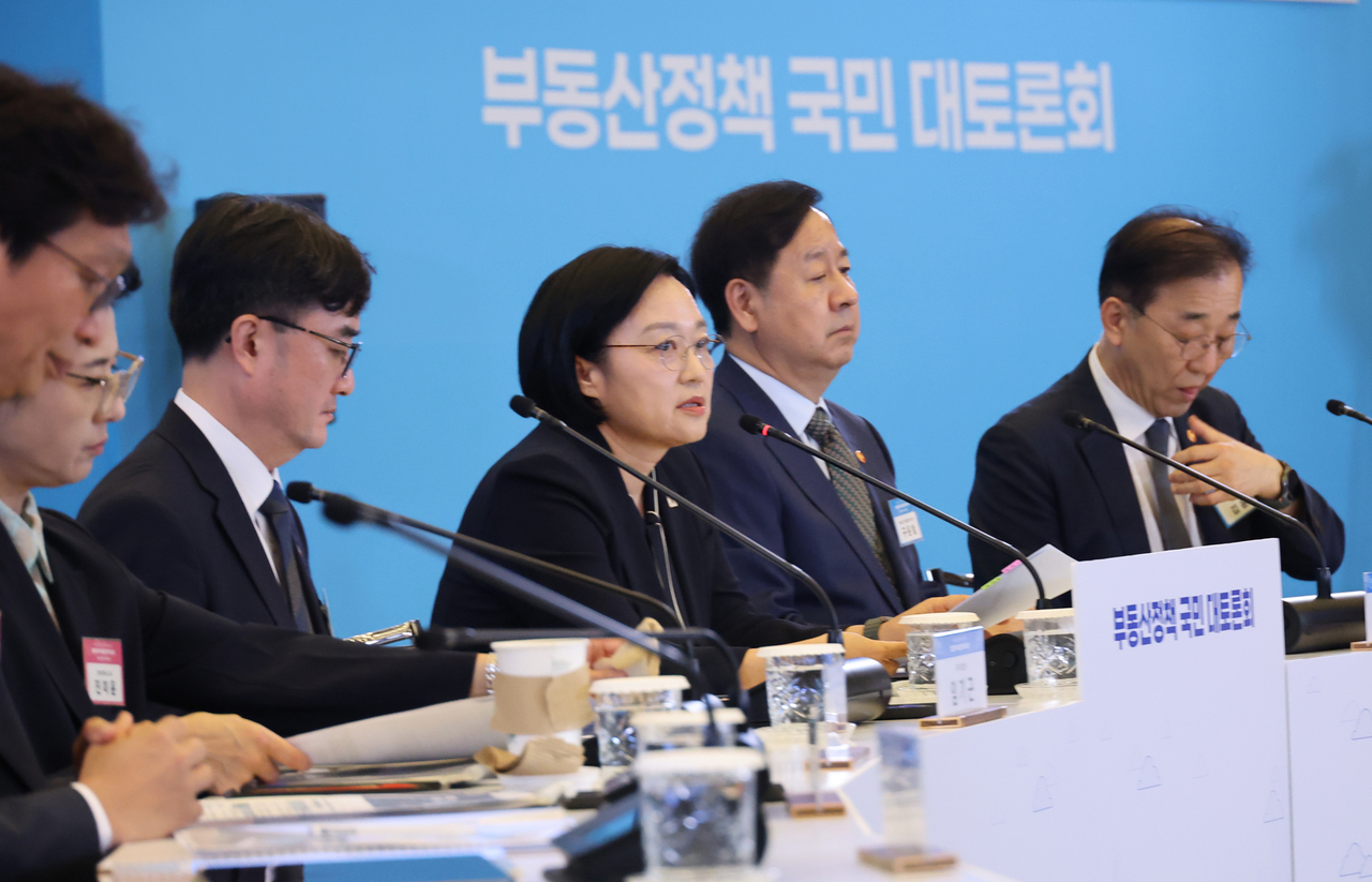 한성숙 국무총리가  27일 서울 중구 대한상공회의소 국제회의장에서 열린 부동산정책 국민 대토론회에 참석, 발언하고 있다. [연합]