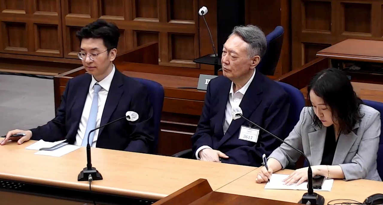 윤석열 전 대통령이 27일 서울 서초구 서울중앙지방법원에서 열린 공직선거법 위반 혐의 사건 1심 선고 공판에 출석해 선고 주문을 듣고 있다. [연합]