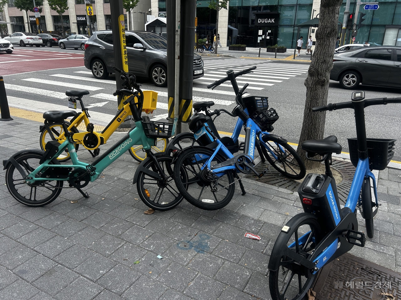 Electric bicycles parked on a pedestrian walkway in the hagwon district of Daechi-dong, Gangnam-gu, Seoul, on Monday morning. [Lee Jun-young/The Herald Business]