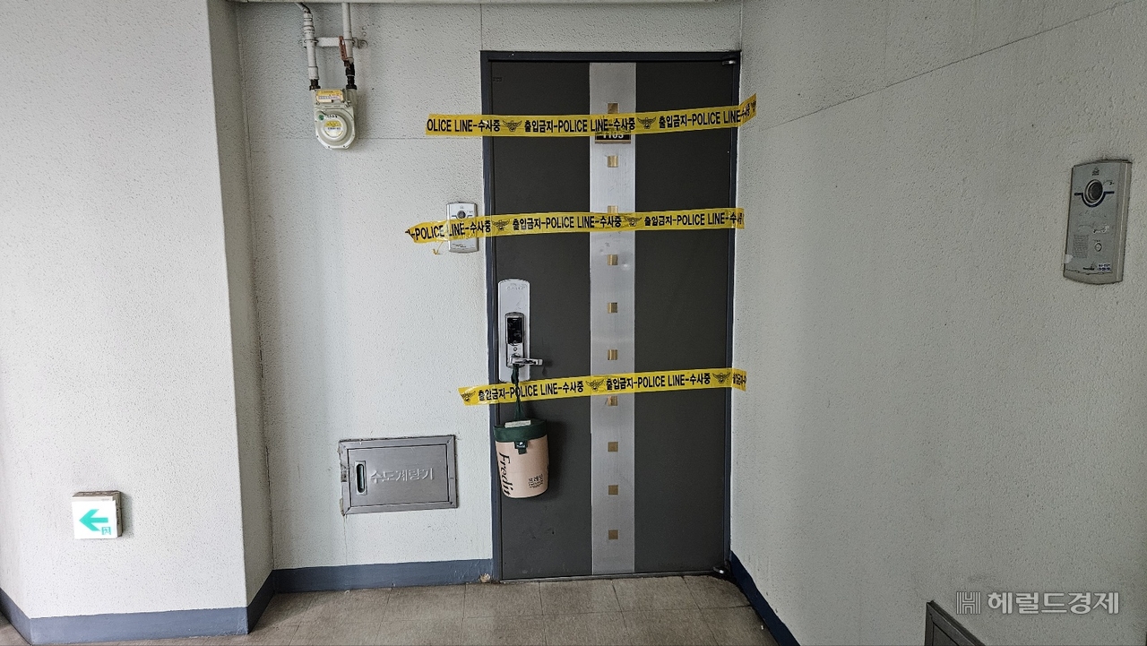 The entrance of an officetel in Suyu-dong, Gangbuk-gu, Seoul, photographed around 3 p.m. Tuesday. A man in his 50s was arrested early that morning on suspicion of murdering a woman in her 50s who lived there. Photo by Lee Woo-jung, trainee reporter