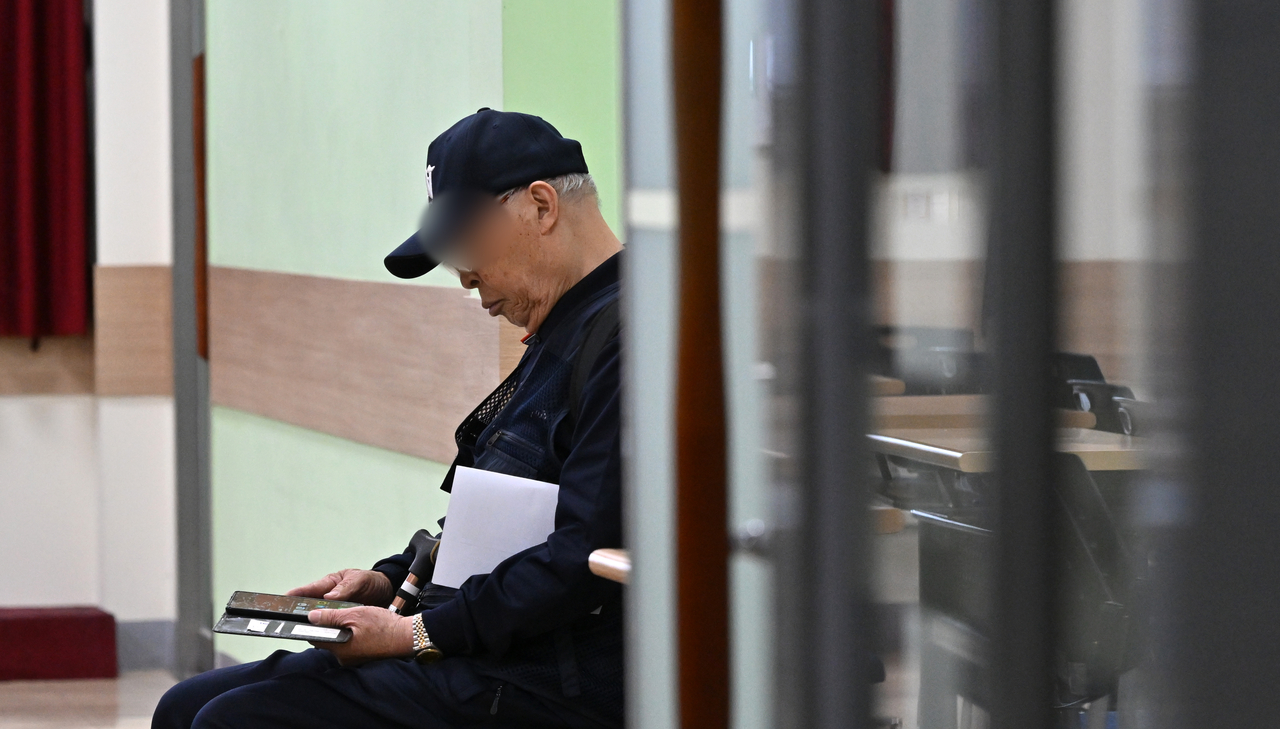 어버이날을 하루 앞둔 7일 오후 서울 시내의 한 노인종합복지관에서 한 어르신이 스마트폰을 들여다보고 있다. 임세준 기자