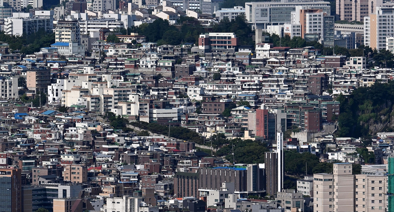 A view of a villa neighborhood in Seongbuk-gu as seen from Namsan. [Herald DB]