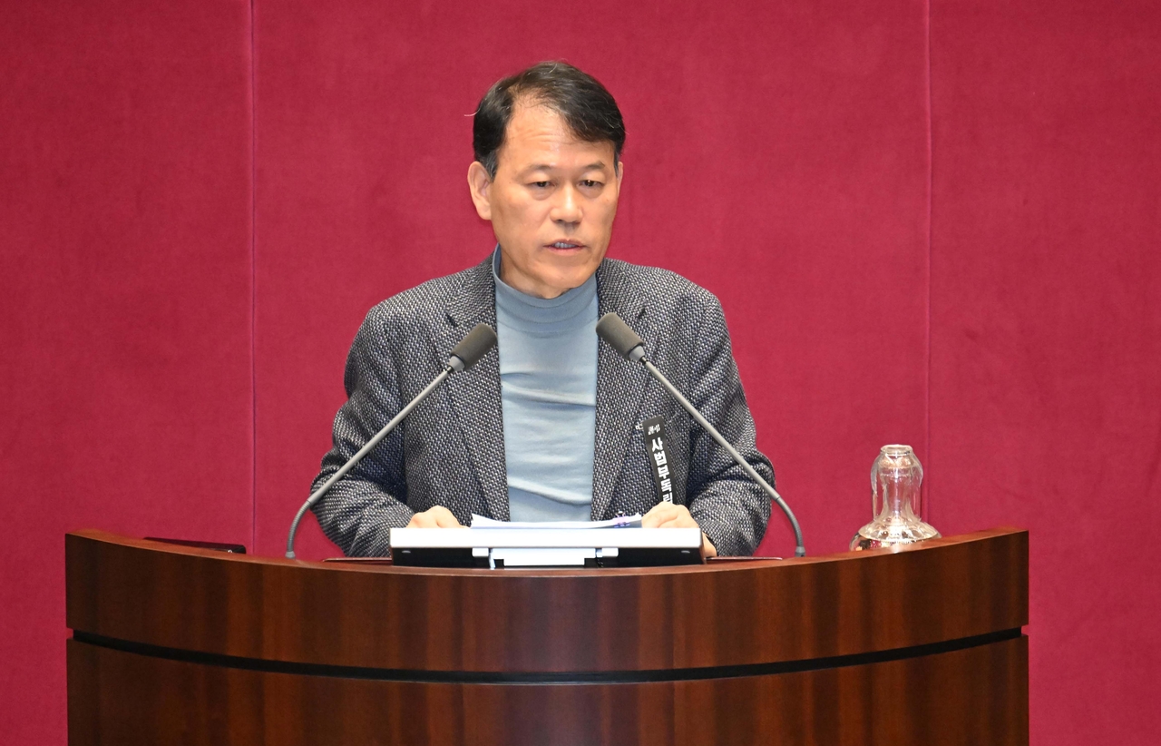 윤한홍 국민의힘 의원이 지난 2월 서울 여의도 국회에서 열린 본회의에서 상법 일부개정법률안(대안)에 대한 무제한토론(필리버스터)를 하는 모습. 이상섭 기자