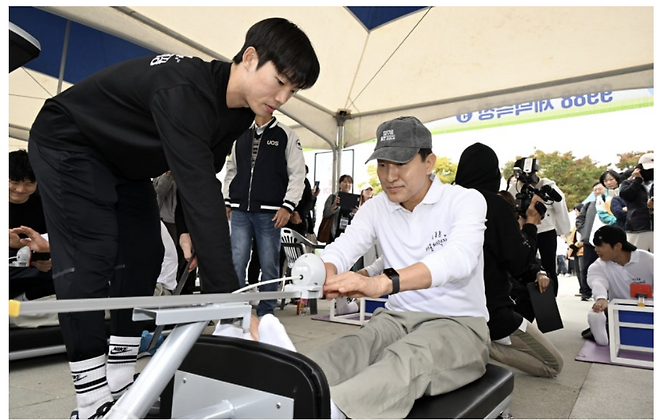 ‘9988 서울체력장’에서 체력을 측정하고 있는 오세훈(오른쪽) 서울시장. [서울시 제공]