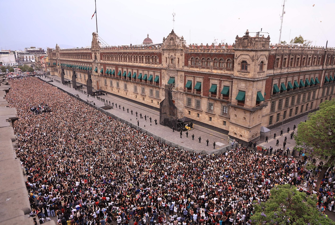 A handout photo released by Mexico’s presidency shows fans of South Korea’s K-pop group BTS outside the National Palace at Zocalo square in Mexico City on Wednesday, while Mexico’s President Claudia Sheinbaum and BTS members appeared on a balcony.  AFP-Yonhap
