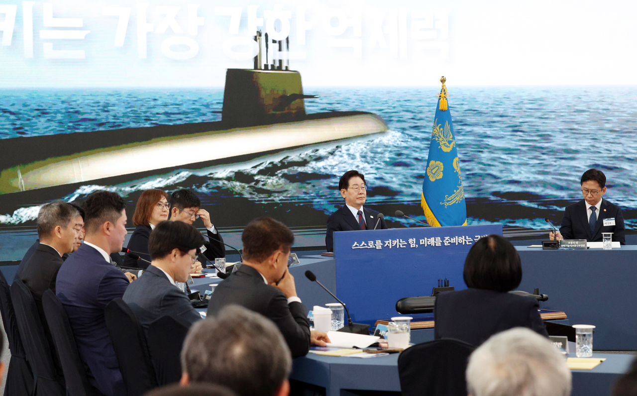 이재명 대통령이 지난달 26일 경남 창원시 진해구에서 열린 제1회 미래국방전략위원회에서 안규백 국방부 장관의 핵추진잠수함 개발 기본계획 보고를 듣고 있다. [연합]