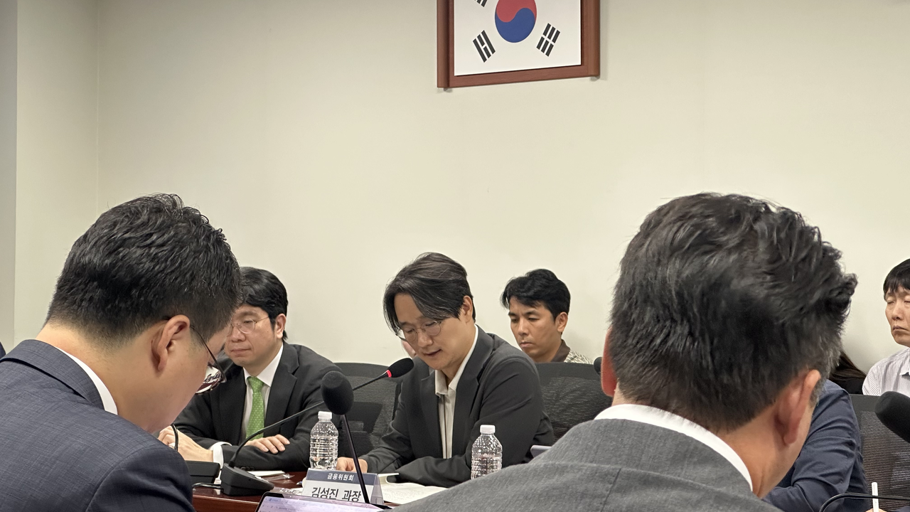 김성진(가운데) 금융위원회 가상자산과장이 23일 서울 여의도 국회의원회관에서 열린 ‘법인시장 개방과 안전한 디지털자산 생태계 구축을 위한 학술 컨퍼런스’에서 발언하고 있다.  경예은 기자
