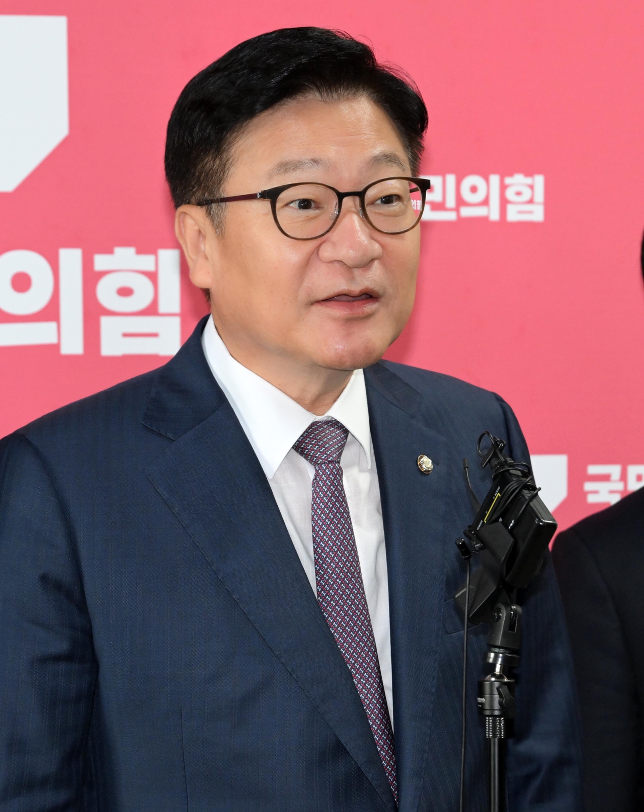 정점식 국민의힘 원내대표가 27일 오전 서울 여의도 국회에서 열린 긴급 기자회견에서 최근 발생한 ‘멱살잡이’ 소동에 대해 “사감 다 잊고 책무 다할 것”이라고 밝히고 있다.  이상섭 기자