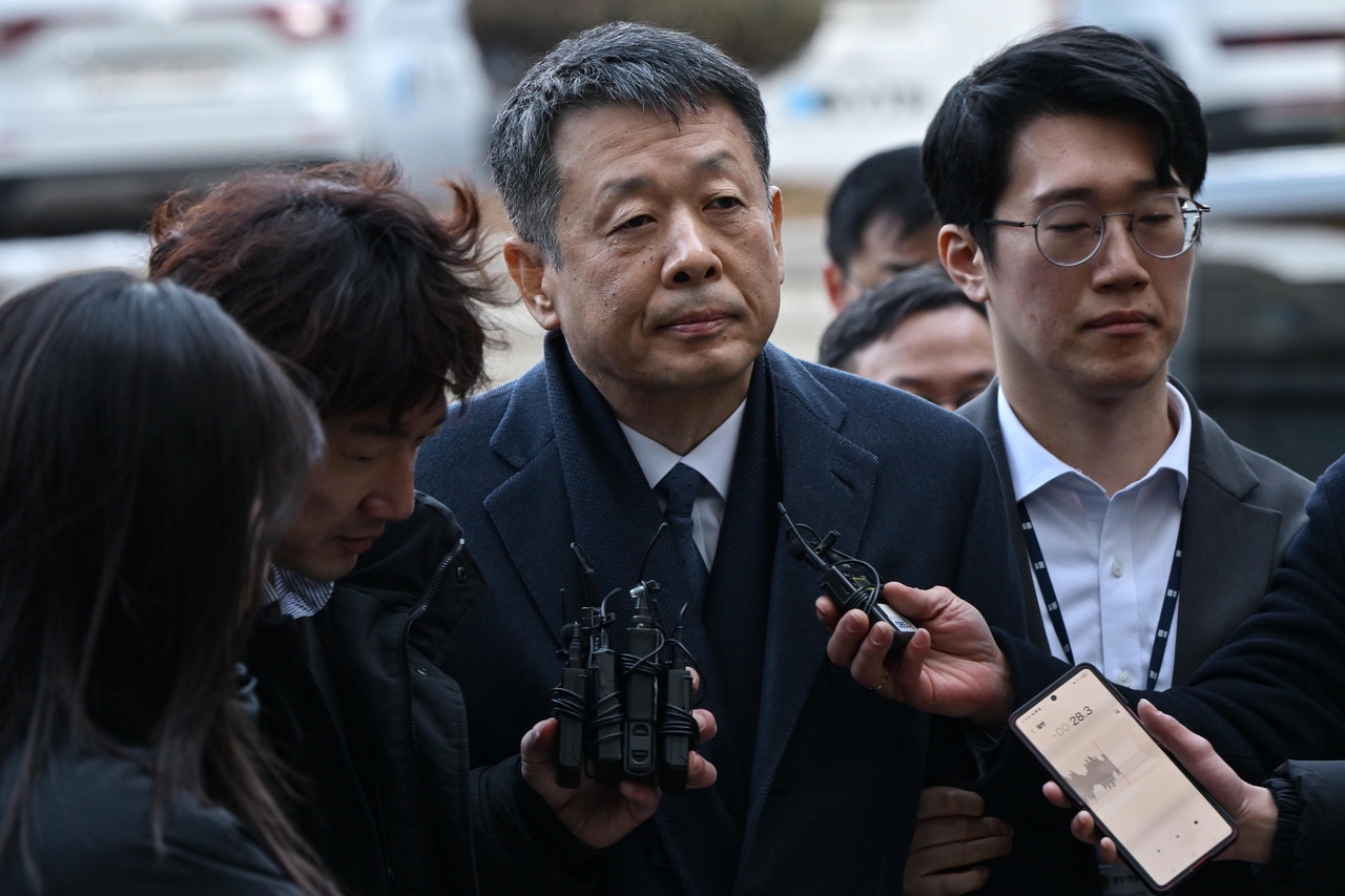 MBK Vice Chairman and Homeplus CEO Kim Kwang-il arrives at the Seoul Central District Court in southern Seoul on Jan. 13. (Newsis)
