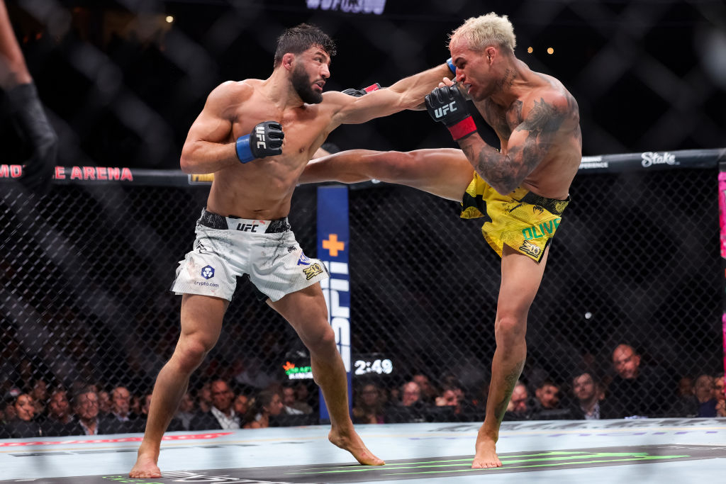 지난 2024년 4월 UFC 300에서 아르만 차루키안(왼쪽)과 찰스 올리베이라가 난타전을 벌이고 있다. 첫 맞대결인 이 경기에서 차루키안이 접전 끝에 판정승했다. [게티이미지]