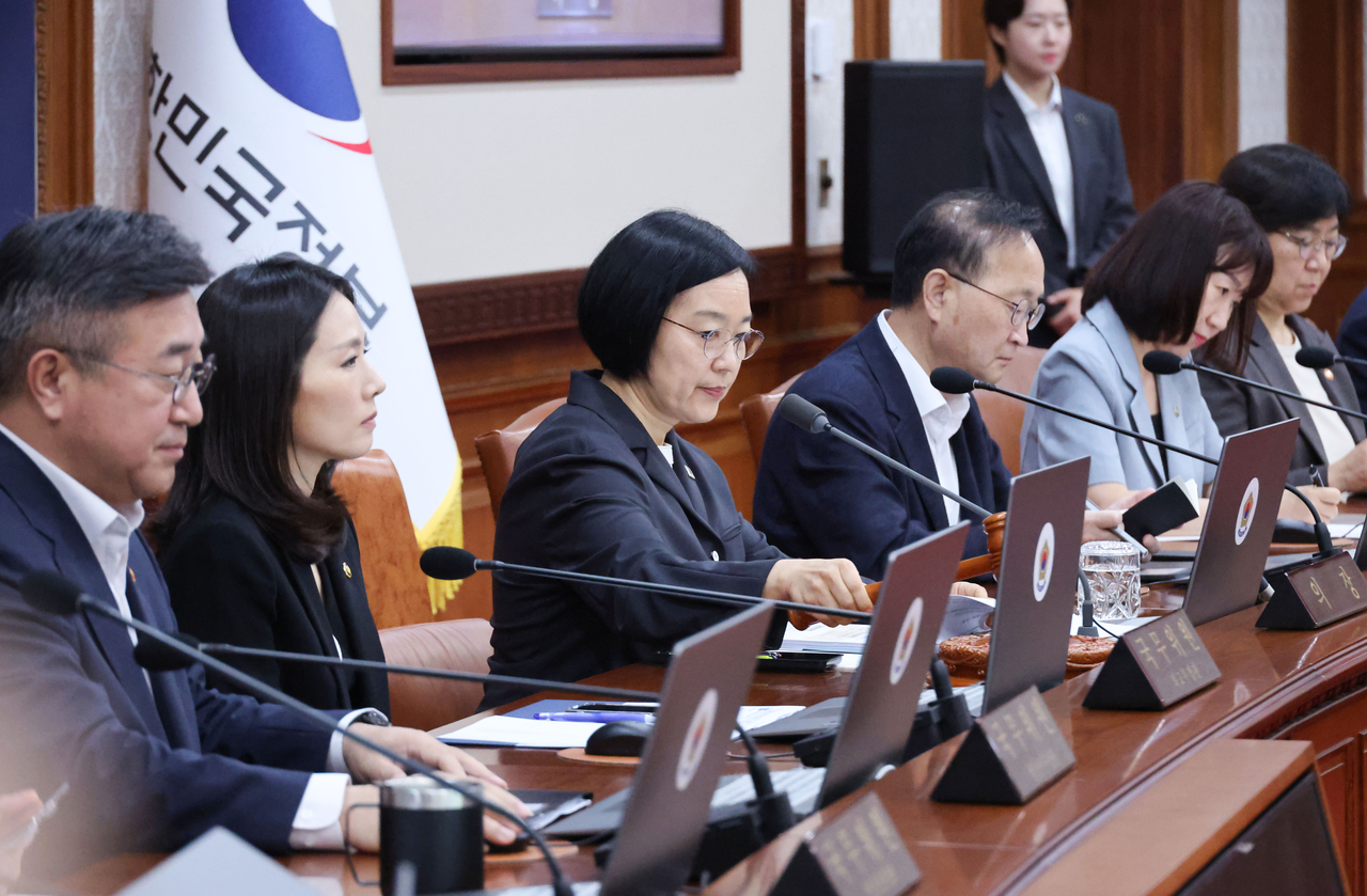 한성숙(왼쪽 세 번째) 국무총리가 28일 서울 정부서울청사에서 국무회의를 진행하고 있다.  [연합]
