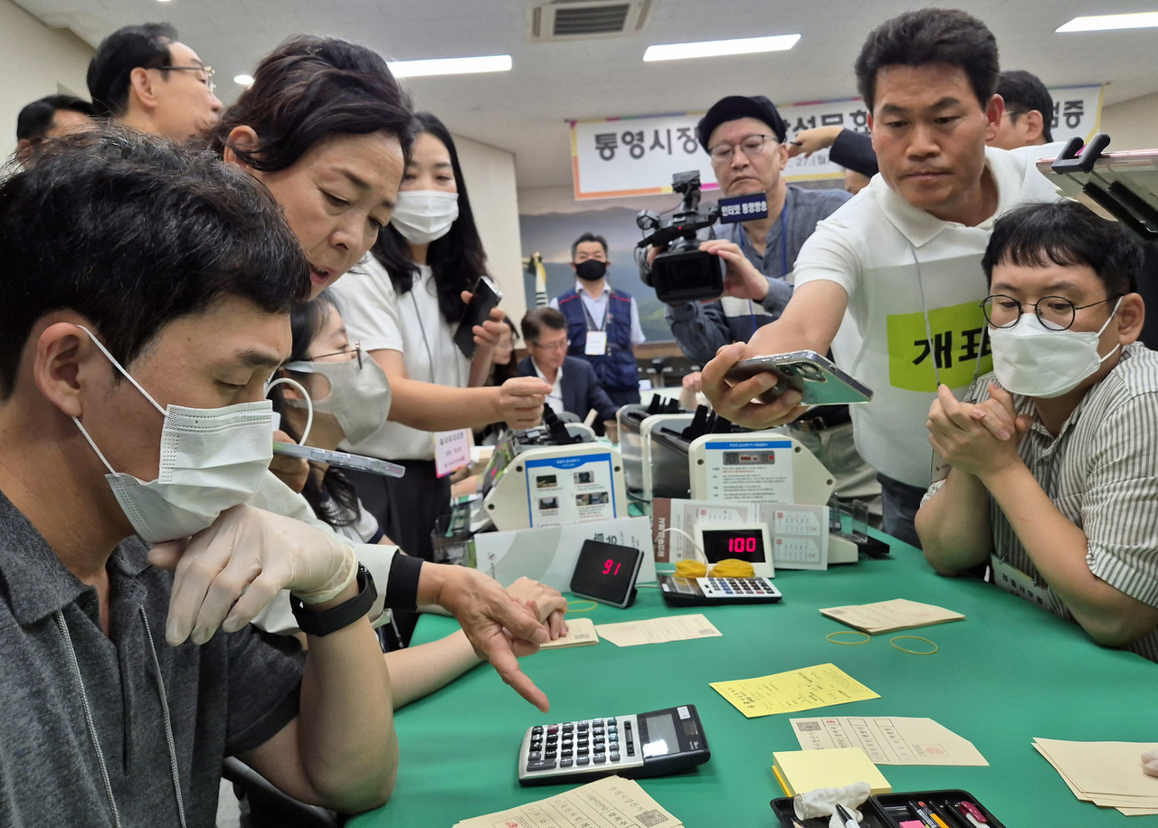 A recount of the Tongyeong mayoral race, originally conducted on June 3, 2026, takes place at the South Gyeongsang Province election commission's office in Changwon, about 300 kilometers southeast of Seoul, on July 27, 2026. (Yonhap)