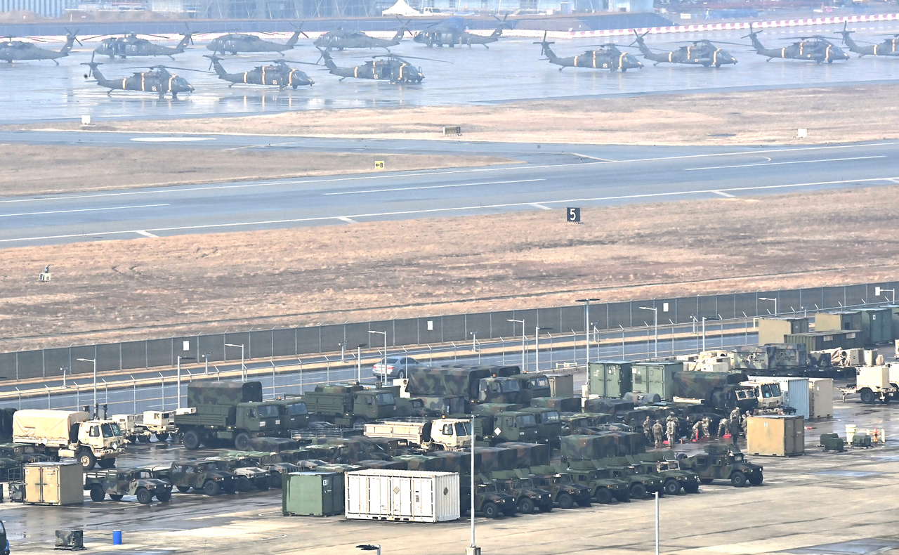 US soldiers inspect vehicles at Camp Humphreys in Pyeongtaek, Gyeonggi Province, during a joint Korea-US military exercise in March. [Newsis]