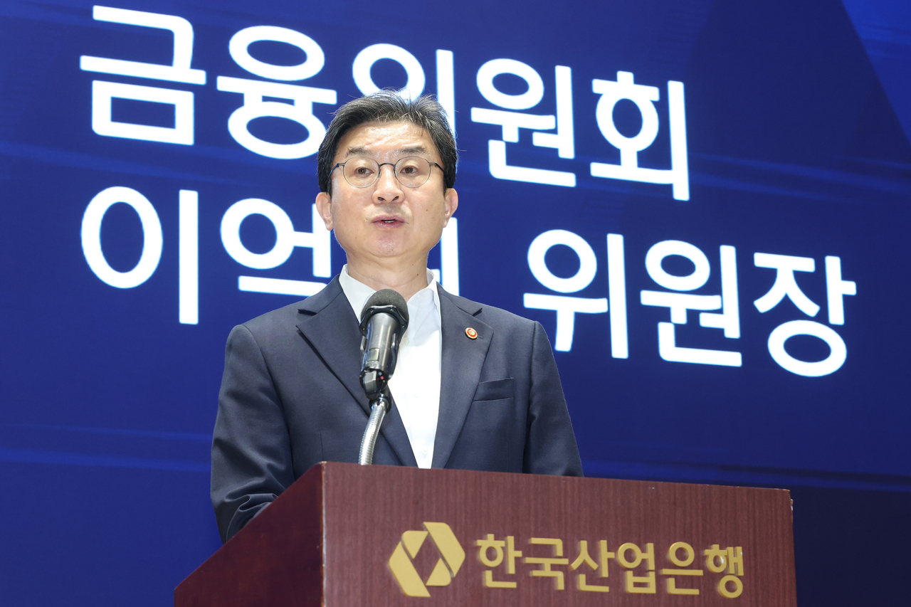 Lee Eog-weon, chairman of the Financial Services Commission, is seen in this file photo taken July 20. (Yonhap)