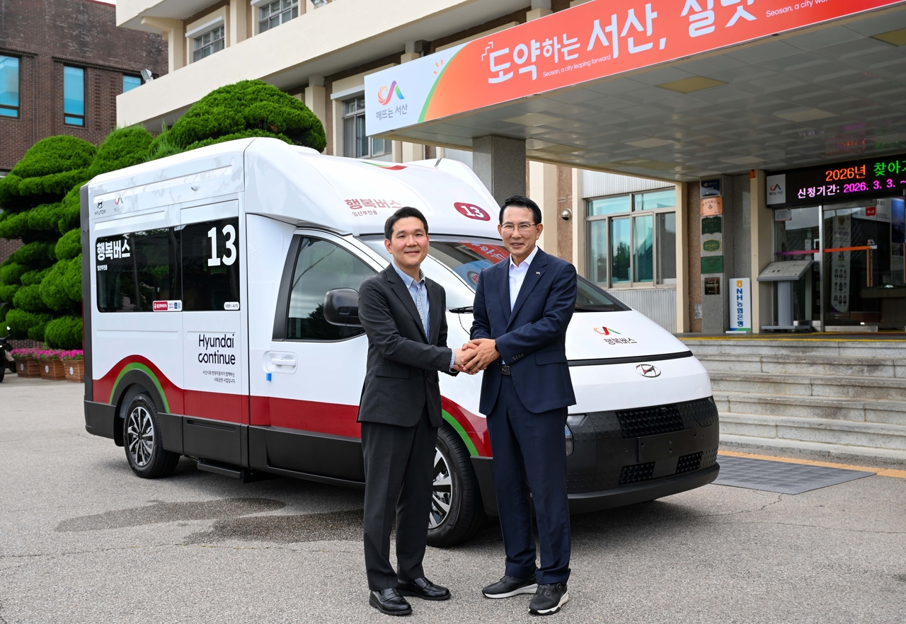 전현철 현대차 사업개발&지속가능경영실장(왼쪽)과 이완섭 서산시장이 기념 촬영을 하고 있다. [현대차 제공]
