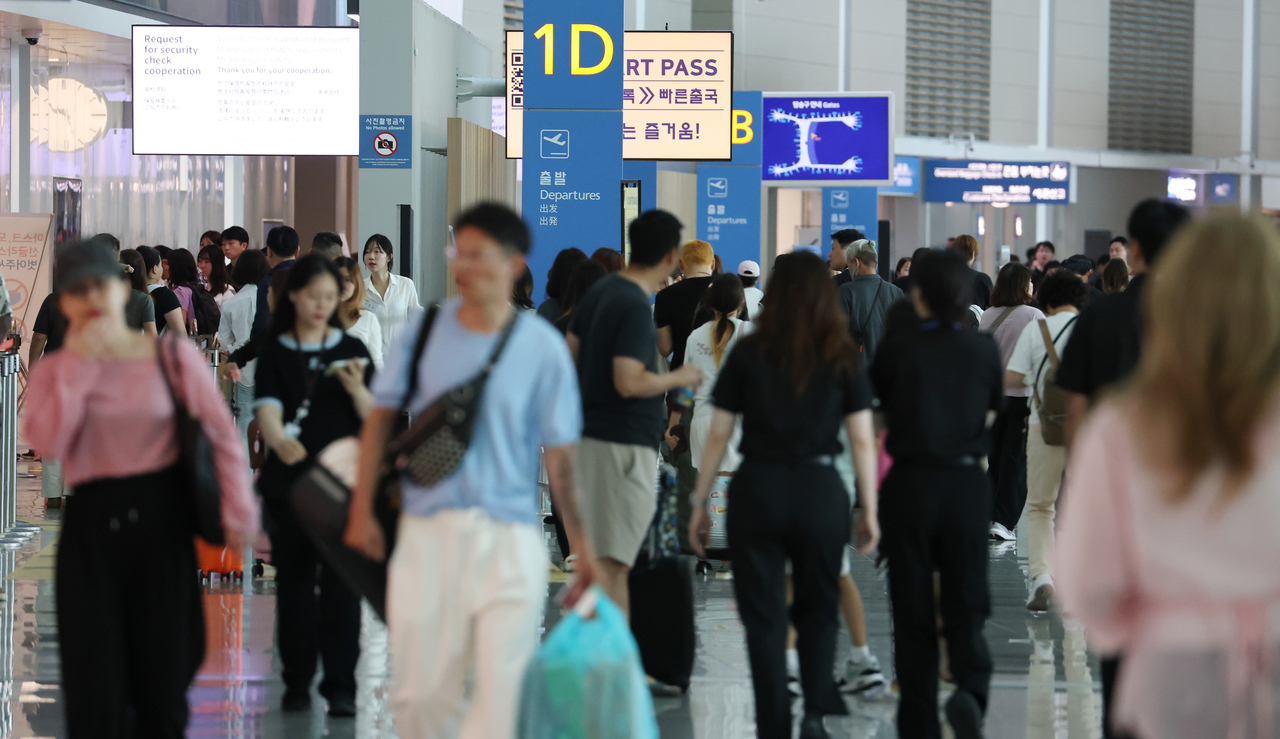 Travelers crowd the departure hall of Terminal 2 at Incheon Airport on July 7. (Yonhap)