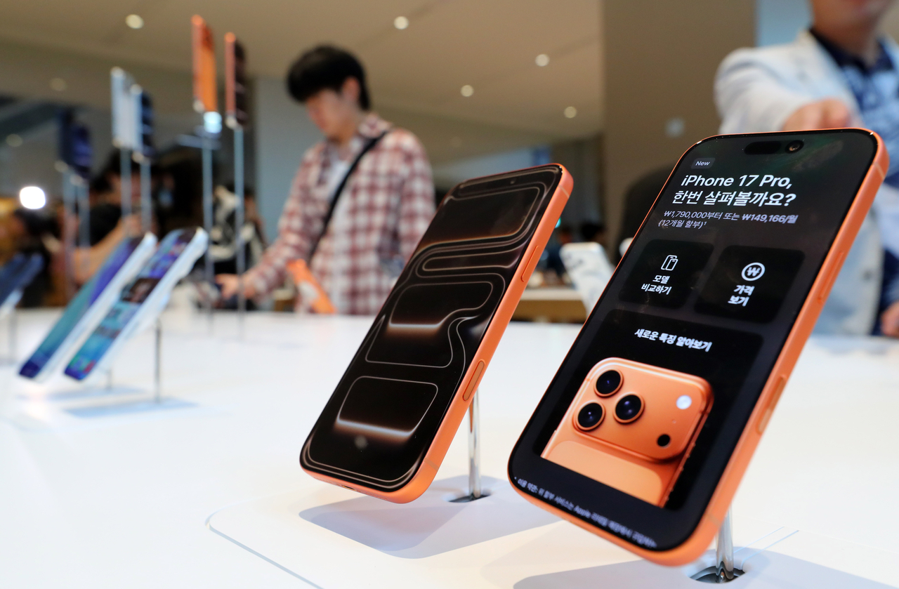 Customers browse the iPhone 17 series at the Apple Store in Myeong-dong, central Seoul last September, part of a first-wave launch that included Korea. (Newsis)