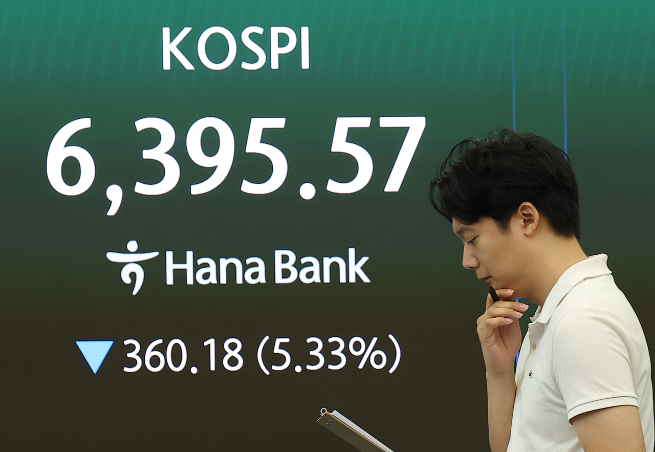 An electronic board showing the Korea Composite Stock Price Index at a dealing room of the Hana Bank headquarters in Seoul on Tuesday. (Yonhap)
