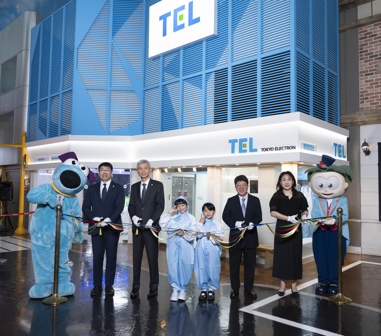 28일 서울 송파구 키자니아 서울에서 열린 ‘TEL 반도체 드림랩’ 개소식에서 노태우(왼쪽 두 번째) 도쿄일렉트론코리아 대표이사와 안준식(오른쪽 두 번째) 키자니아 코리아 대표이사 등 참석자들이 테이프 커팅을 하고 있다. [도쿄일렉트론코리아 제공]