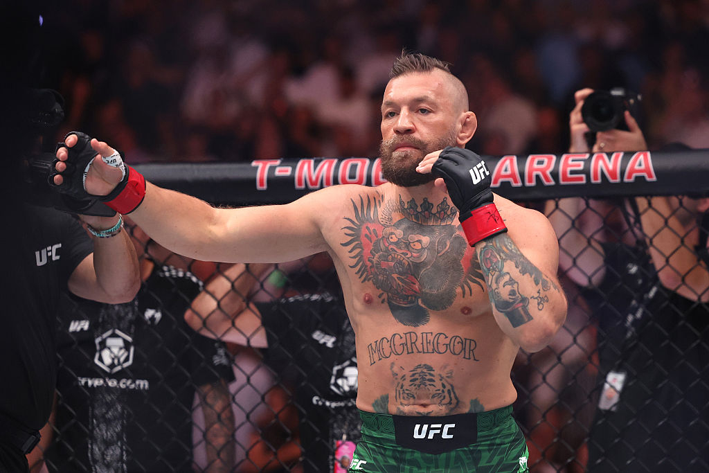 UFC 329 복귀전 경기 시작 순간의 코너 맥그리거. 이후 66초 만에 TKO패 했다. [게티이미지]
