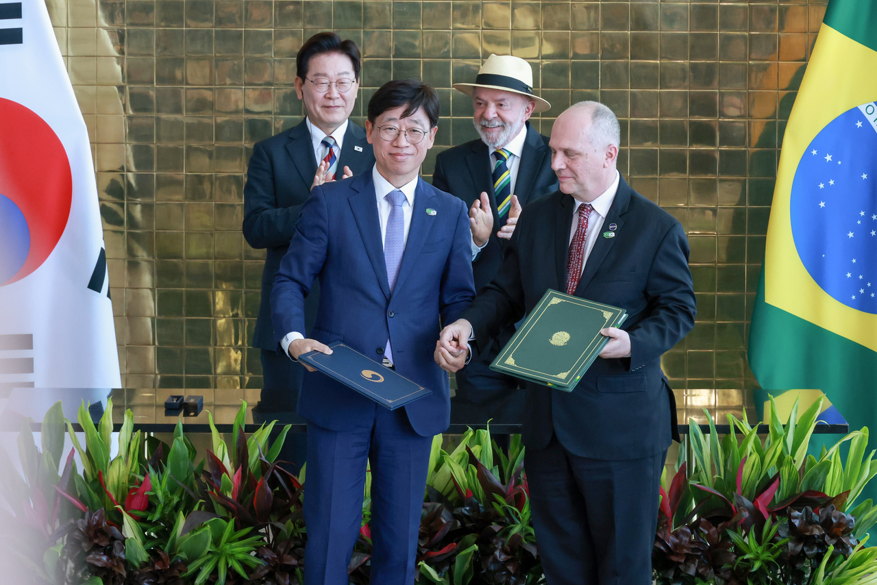 (Front row) The heads of South Korean and Brazilian space agencies pose for a photo after a signing ceremony in Brazil on Monday. (Yonhap)