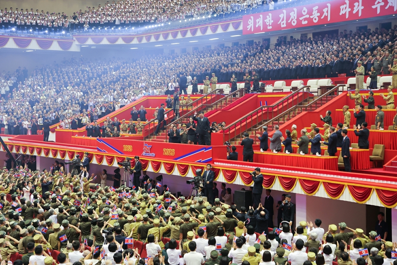 북한 노동당 기관지 노동신문은 28일 김정은 국무위원장이 전날 평양에서 열린 조국해방전쟁(한국전쟁) 승리 73주년 기념공연을 전쟁노병·전시공로자들과 함께 관람했다고 보도했다. [평양 노동신문=뉴스1]