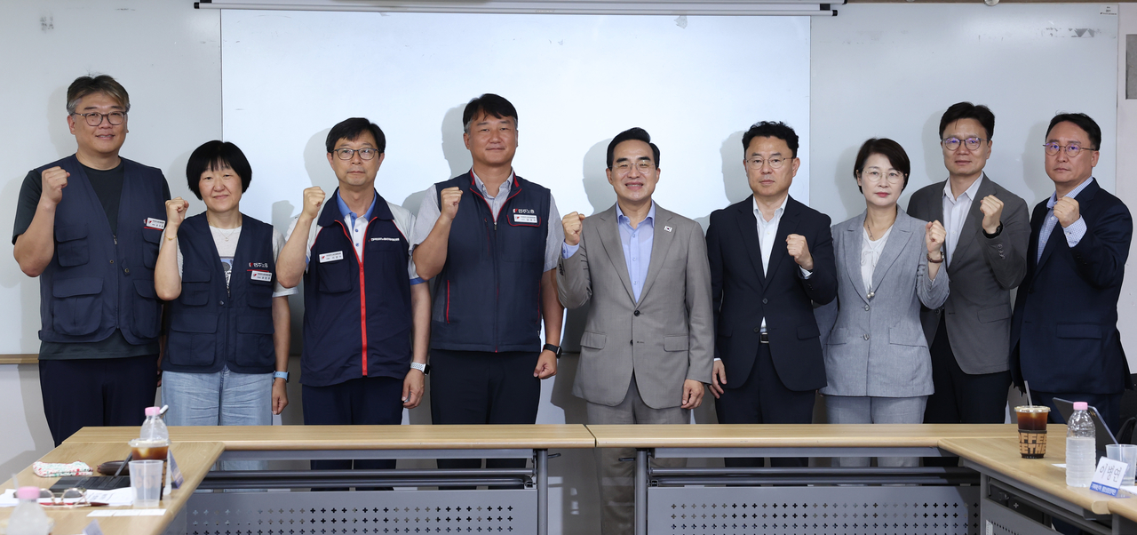 박홍근 기획예산처 장관이 7월 28일 오후 서울 중구 민주노총에서 열린 ‘기획처 장관-민주노총 위원장’ 면담에서 기념 촬영을 하고 있다. [기획예산처 제공]