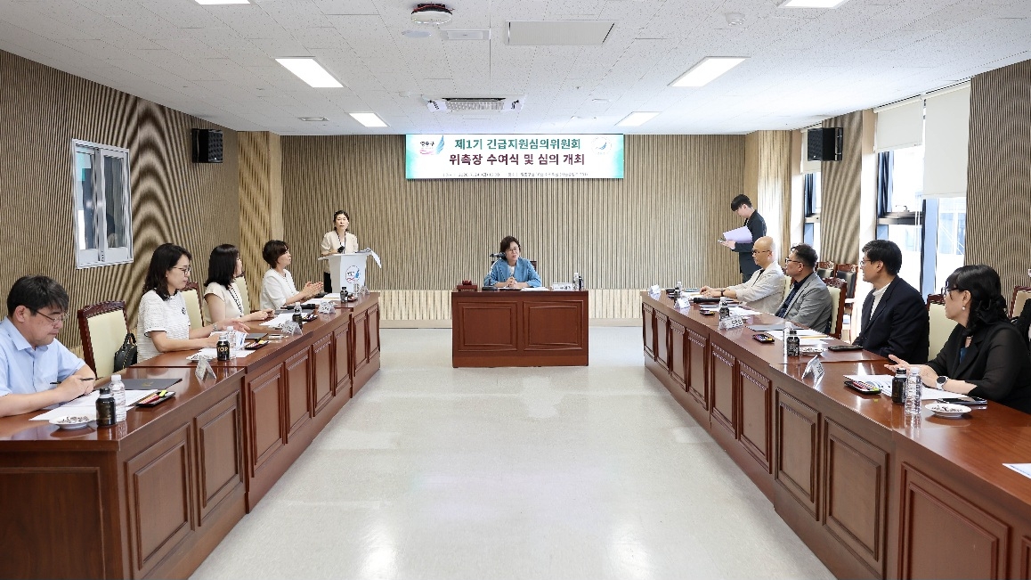 긴급지원심의위원회 심의회의 모습 [영종구 제공]