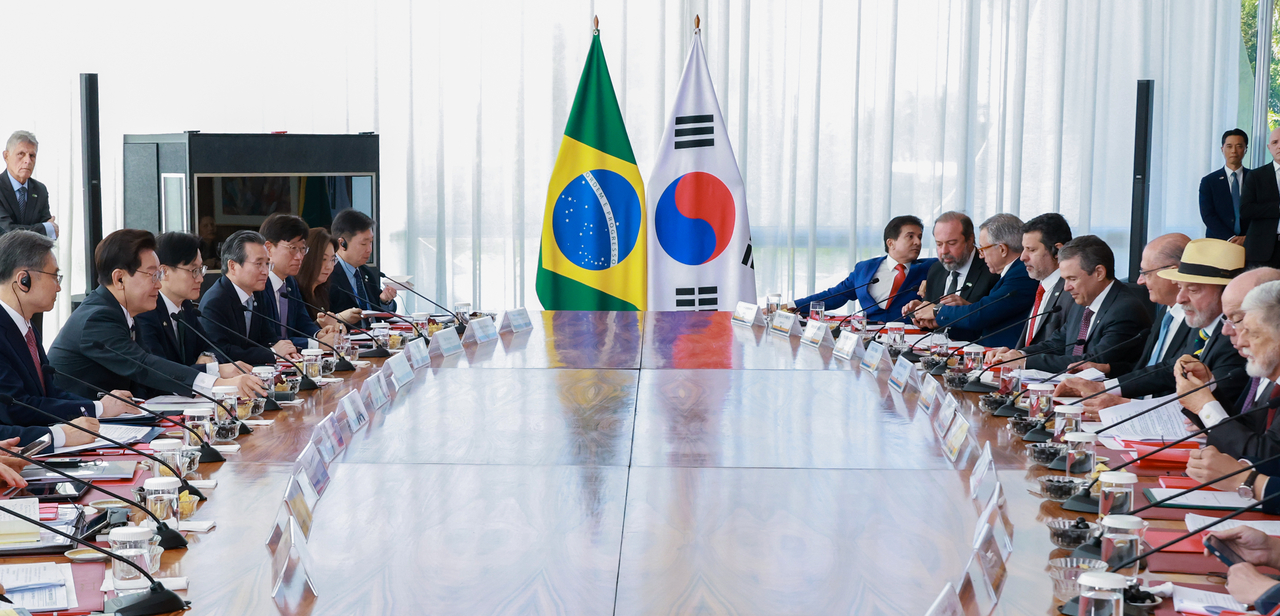 President Lee Jae Myung and Brazilian President Luiz Inacio Lula da Silva hold an expanded summit meeting at the presidential residence in Brasilia on Monday. (Yonhap)