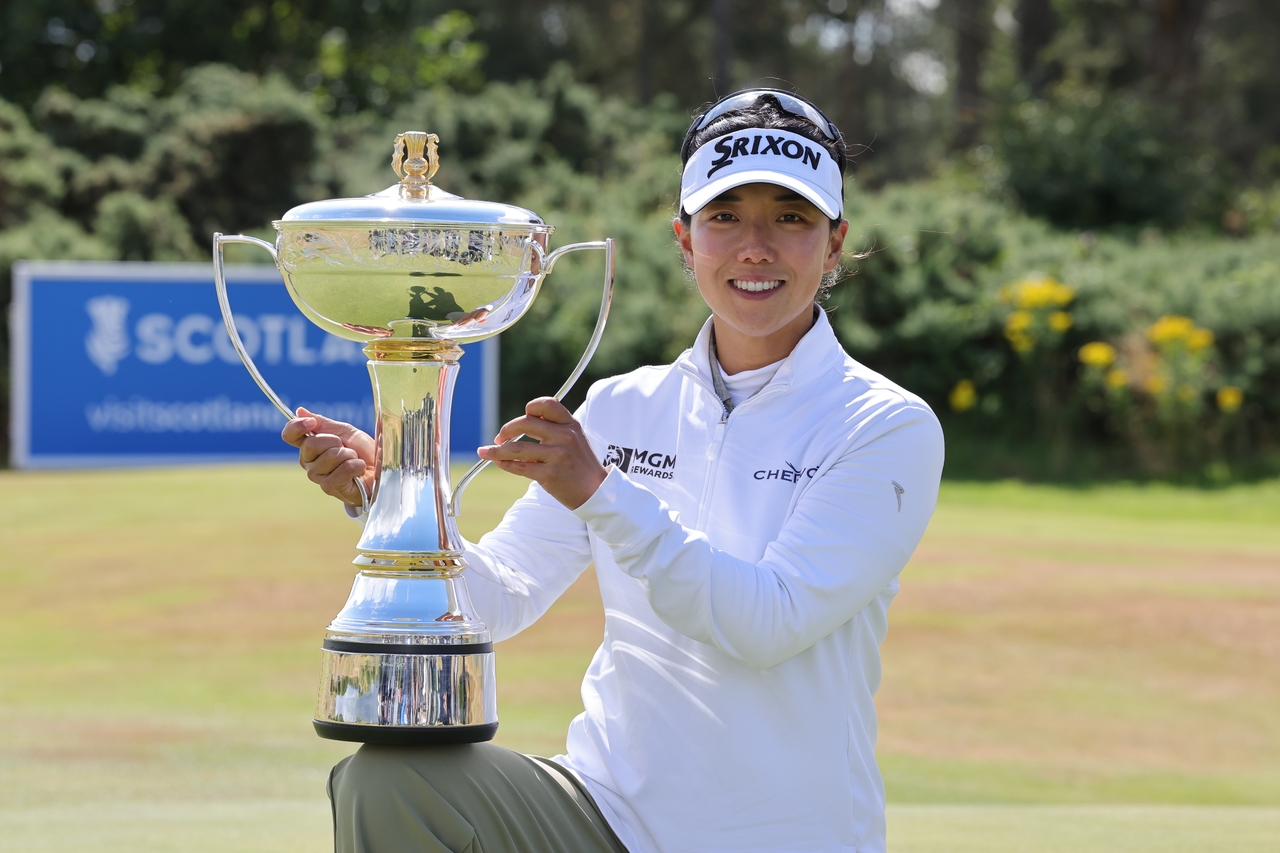 Jenny Shin celebrates winning the 2026 ISPS HANDA Women’s Scottish Open, in Ayrshire, Scotland, Sunday.   (AP-Yonhap)