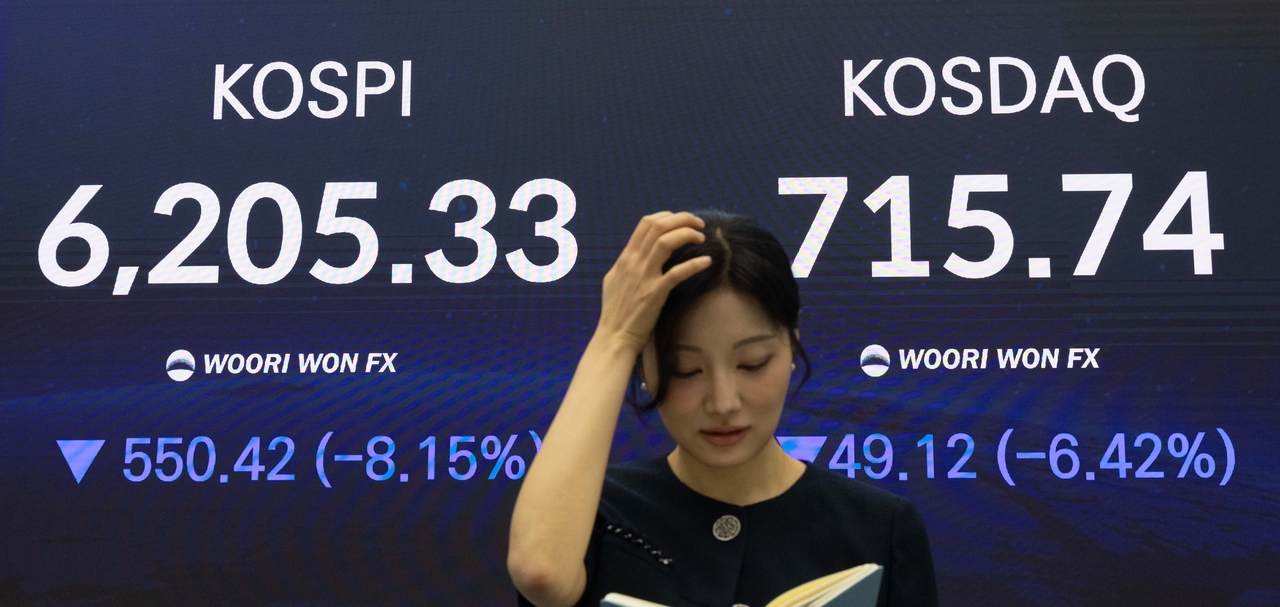 코스피가 8%넘게 급락하면서 서킷브레이커가 발동된 28일 오전 서울 중구 우리은행 딜링룸에 주요 지수가 표시돼 있다. 윤창빈 기자