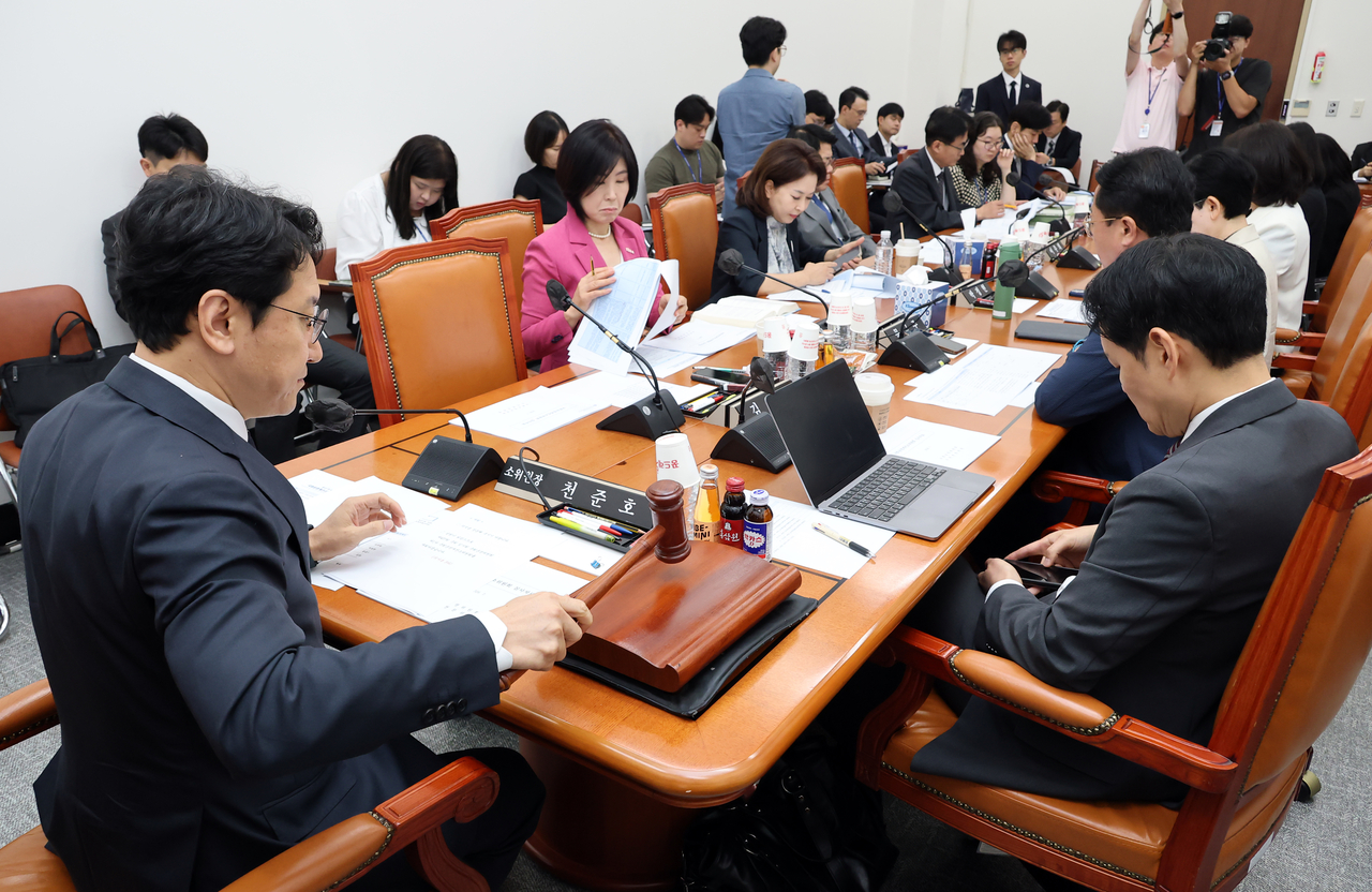 28일 국회에서 열린 제1차 국회운영개선소위원회 회의에서 천준호 소위 위원장이 회의 시작을 알리고 있다. [연합]