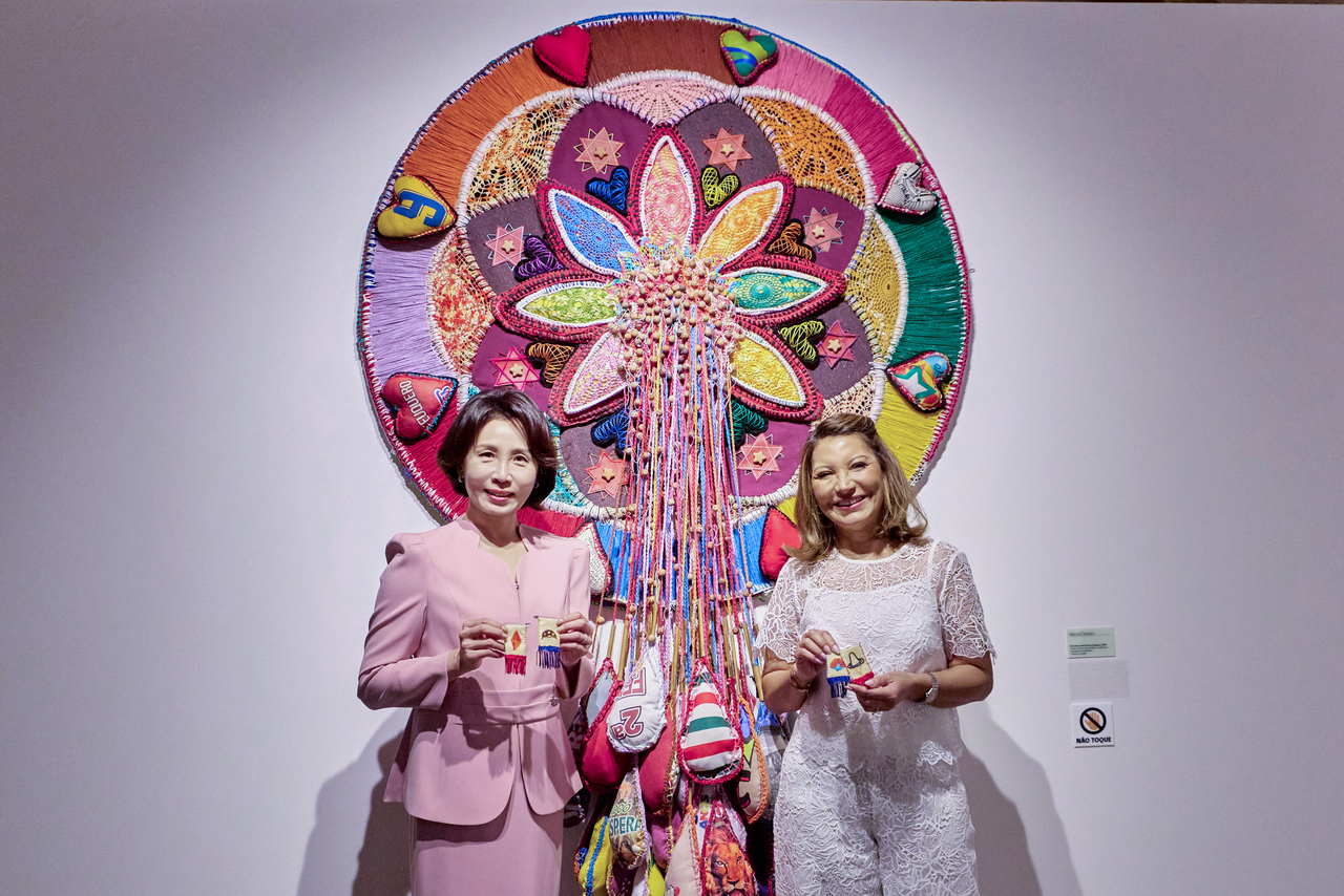South Korean first lady Kim Hea Kyung (left) poses for a photo with Brazilian first lady Rosangela Lula da Silva during their visit to the art gallery at the Federal Court of Accounts in Brasilia, Brazil, Monday. (Pool photo from Yonhap)