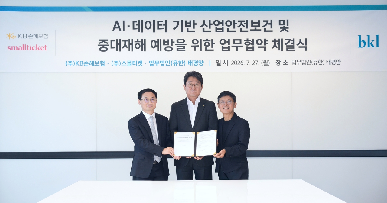 27일 서울 종로구 법무법인 태평양 본사에서 열린 인공지능(AI)·데이터 기반 산업안전보건 및 중대재해 예방을 위한 업무협약식에서 정수봉(왼쪽부터) 태평양 대표 변호사, 박상규 KB손해보험 전무, 이평로 스몰티켓 부대표가 기념 촬영을 하고 있다. [KB손해보험 제공]