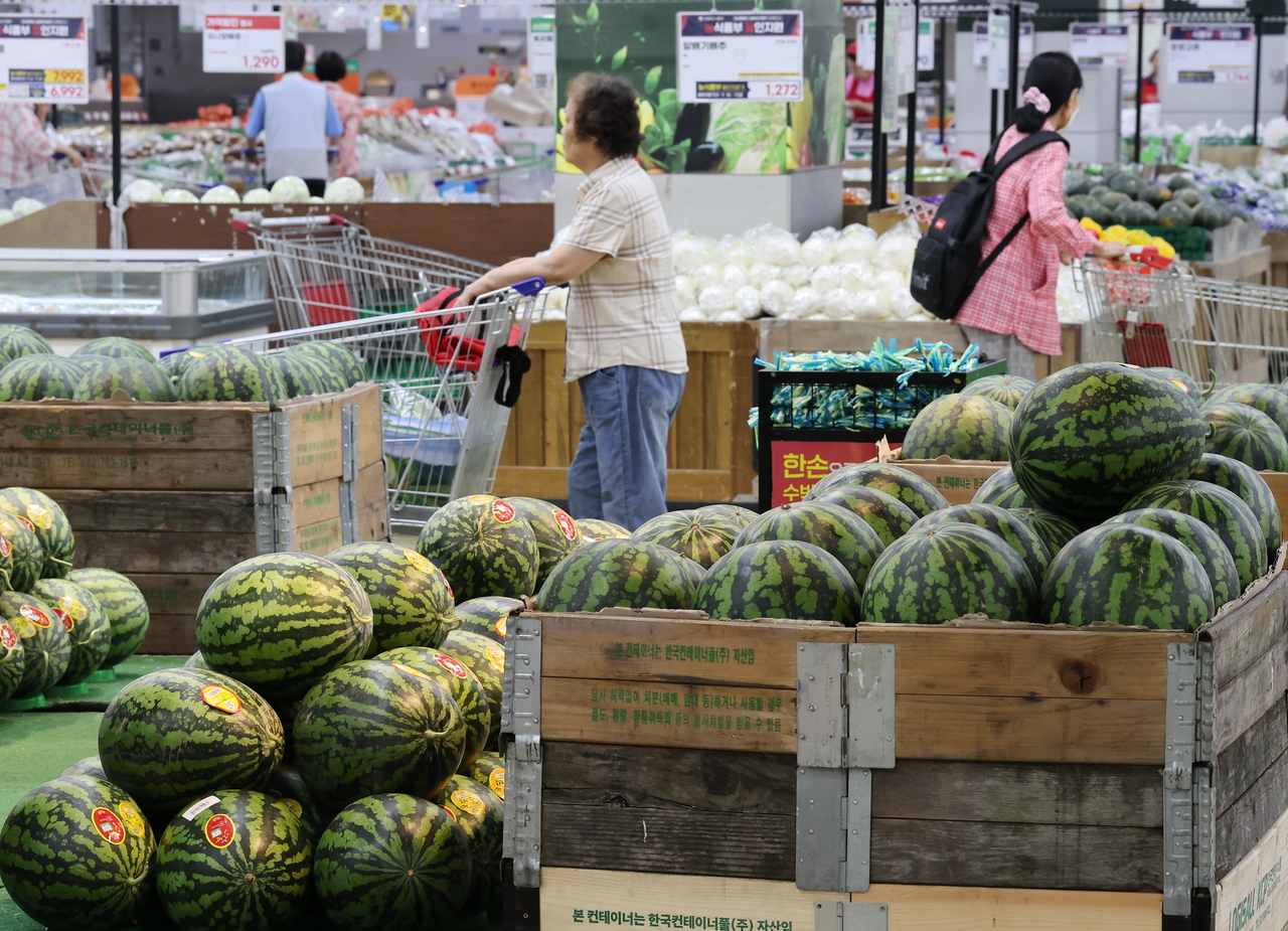 People shop at a large supermarket in Seoul on July 21. (Yonhap)