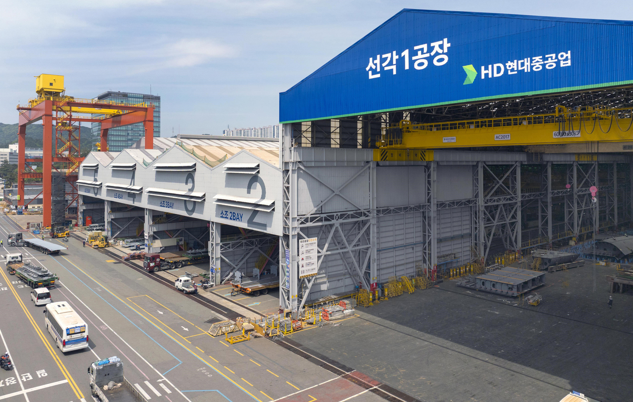 HD현대중공업이 최근 근로자 사망사고가 잇따르자 전 사업장 가동을 중단하는 ‘안전 셧다운’을 실시한다. 사진은 작업자가 차량에 부딪힐 수 있는 구역에 형광색으로 칠하는 등 작업환경을 개선한 선각공장 모습. [HD현대중공업 제공]