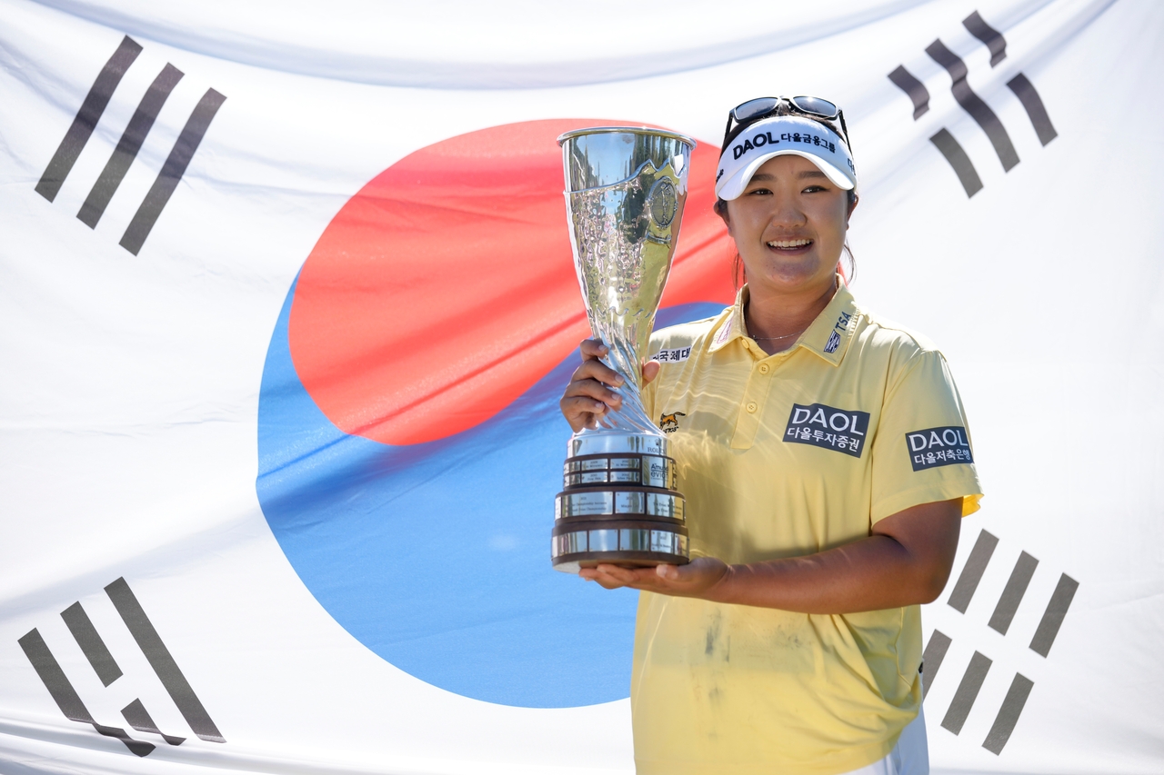Ryu Hae-ran of South Korea poses with the trophy after winning the Amundi Evian Championship at Evian Resort Golf Club in Evian-Les-Bains, France, on July 12. (Yonhap)