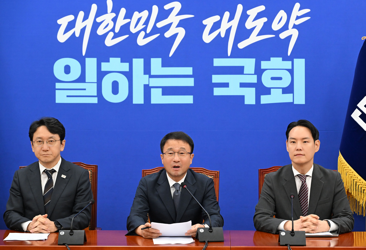 한병도 더불어민주당 대표 직무대행 겸 원내대표가 28일 오전 서울 여의도 국회에서 열린 원내대책회의에서 모두발언을 하고 있다. 이상섭 기자