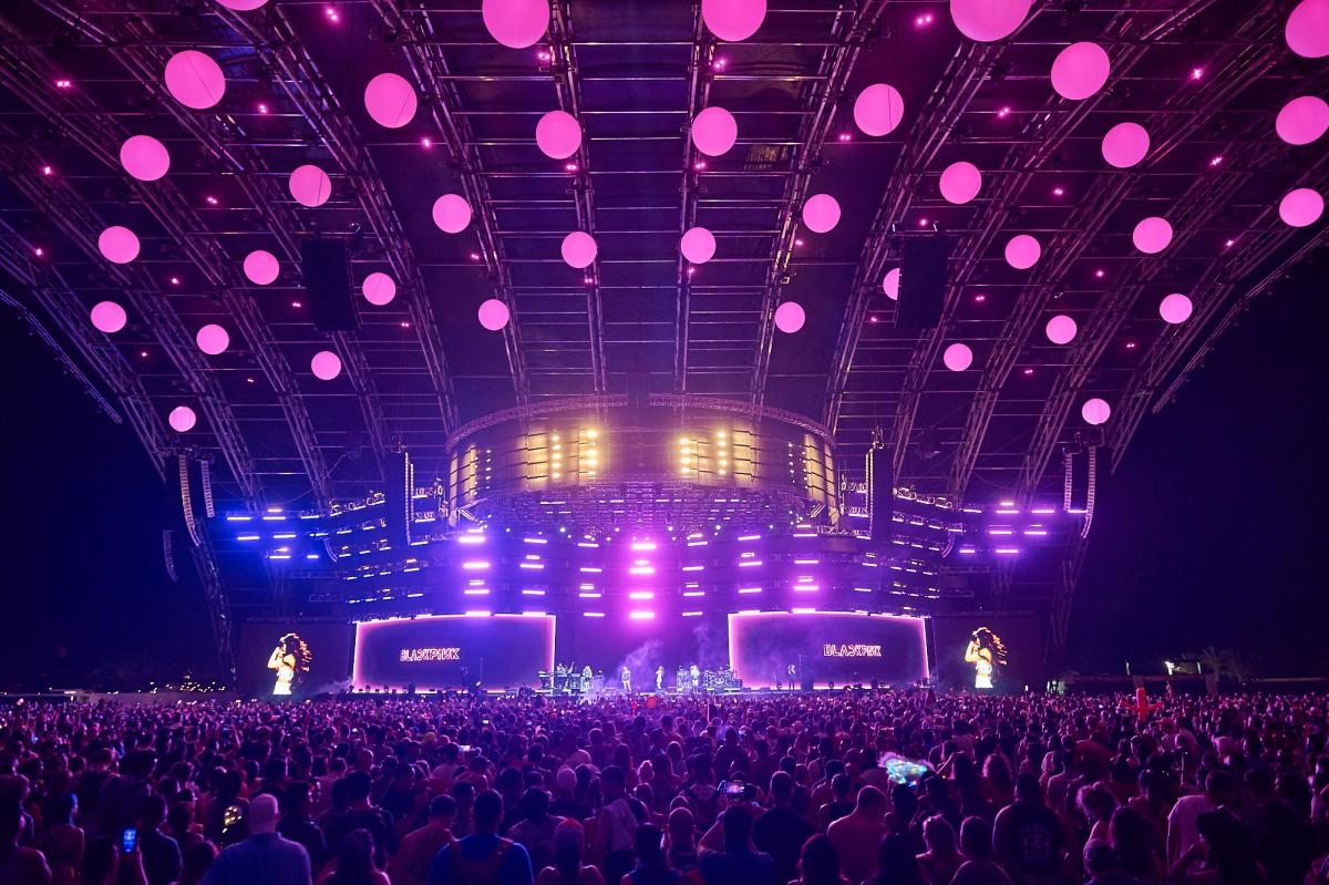 블랙핑크의 2019 ‘Coachella Valley Music and Arts Festival’ 무대 현장. 블랙핑크는 K팝 걸그룹 최초로 이 페스티벌 라인업에 이름을 올려 글로벌 음악 팬들에게 화제를 모았다.
