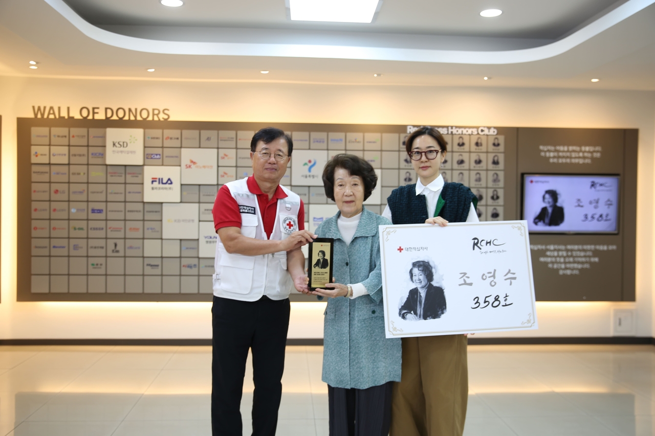 조영수 한세예스24문화재단 명예이사장이 대한적십자사에 1억원을 기부하며 고액기부자 모임 ‘레드크로스 아너스클럽’에 가입했다. 왼쪽부터 대한적십자사 서울특별지사 권영규 회장, 조영수 한세예스24문화재단 명예이사장, 백수미 한세예스24문화재단 이사장 [한세예스24문화재단 제공]